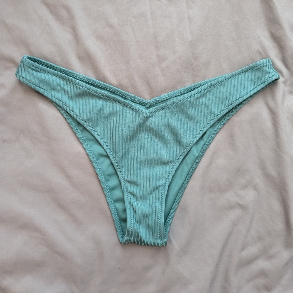 Tori Praver ribbed v bikini bottoms